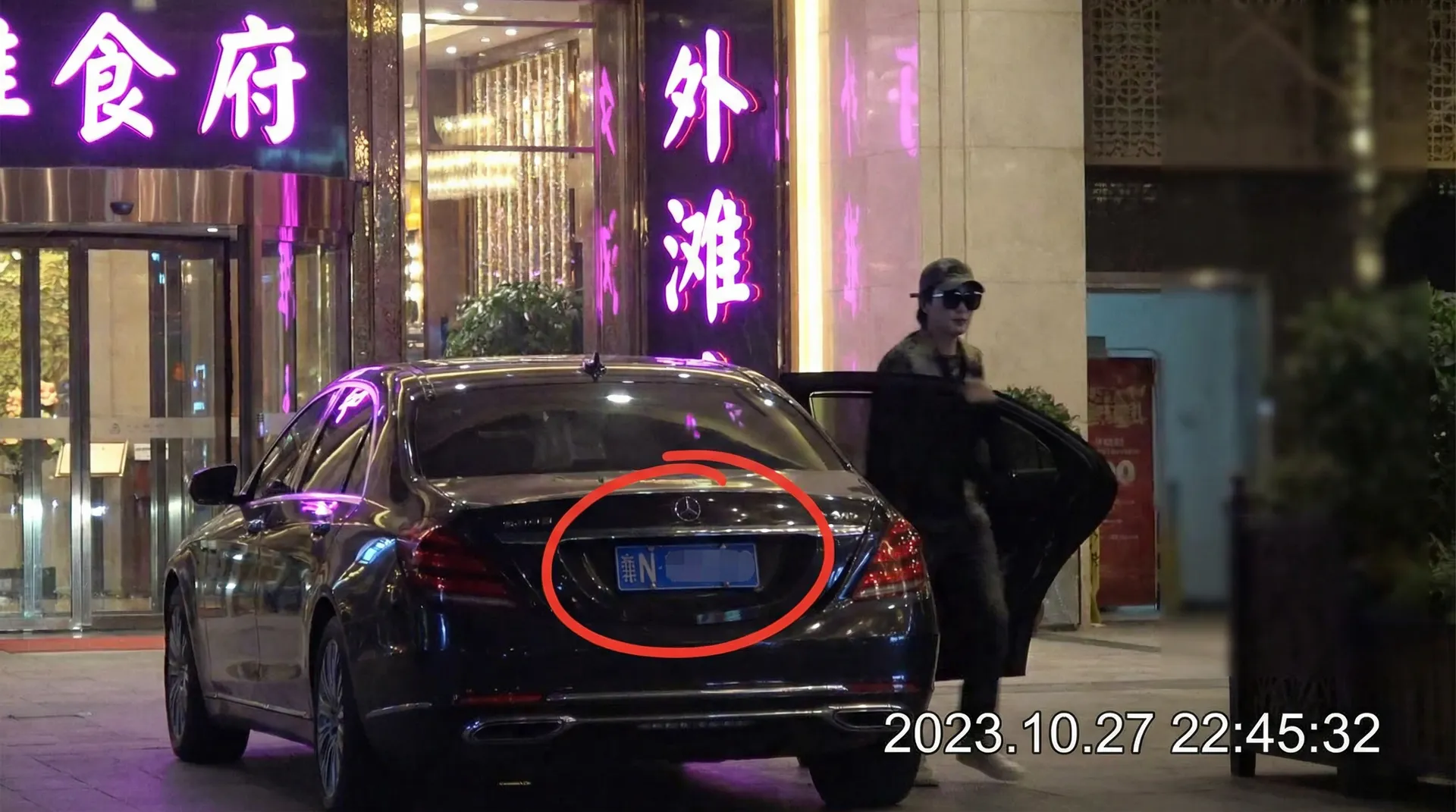 辉煌国际平台 - 豪车餐厅外被拍