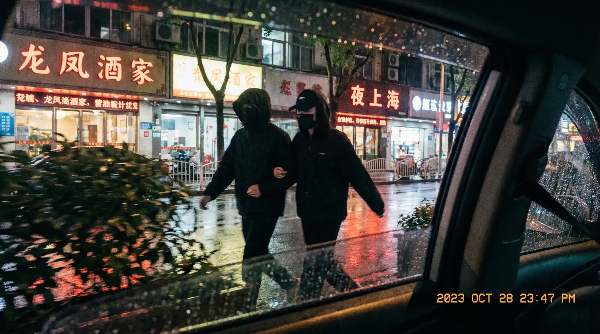 辉煌国际平台 - 顶流明星深夜密会现场抓拍照片